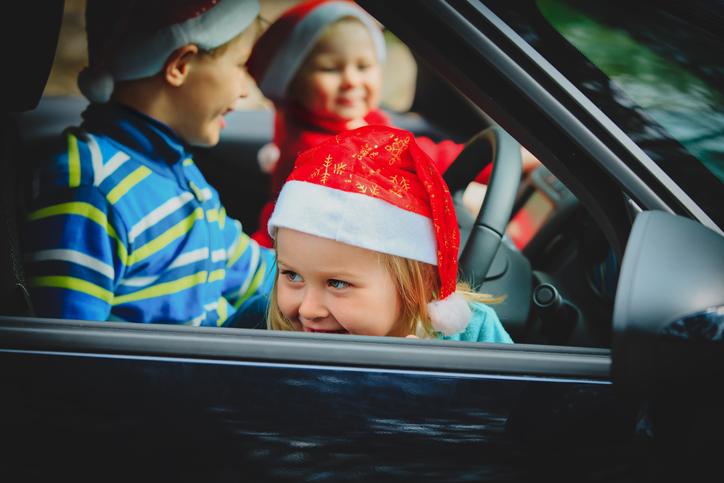 圣诞汽车旅行——快乐的孩子们在冬天开车旅行